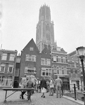 880846 Afbeelding van deelnemers aan een rondwandeling door de stad Utrecht onder leiding van een gids van de VVV, op ...